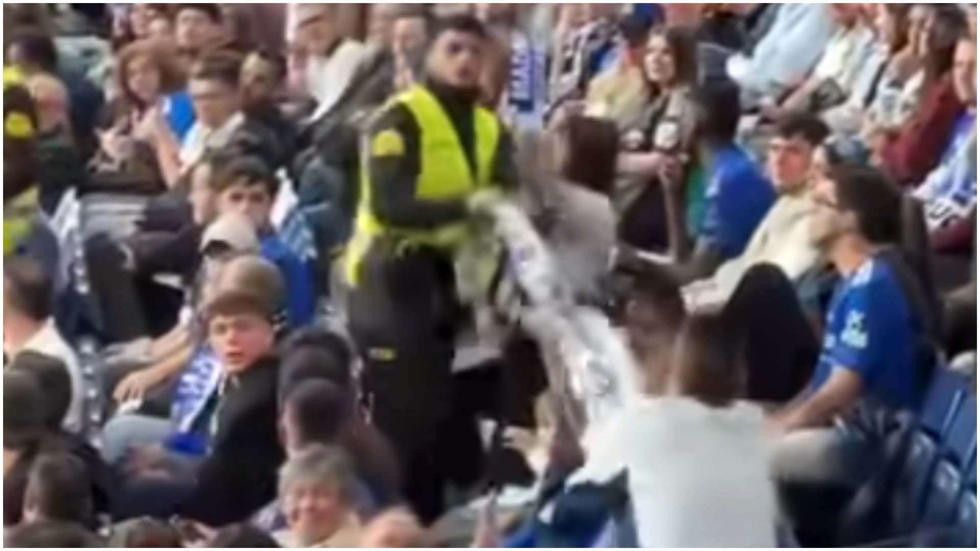 %George Robert Voinea - opinii despre actualitatea sportivă din România% Suporterul lui Real Madrid se „luptă” cu agentul de securitate pentru a-și păstra bannerul. Foto: Marca in English