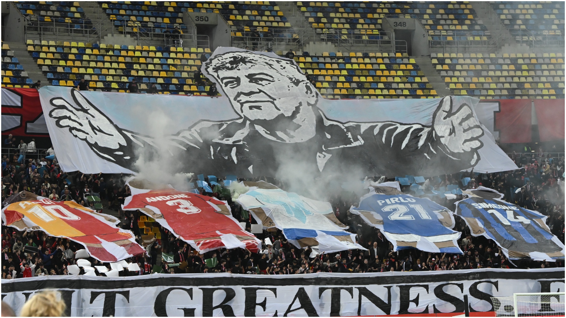 %George Robert Voinea - opinii despre actualitatea sportivă din România% Scenografia dinamovistă dedicată lui Mircea Lucescu. Foto: Sportpictures.eu