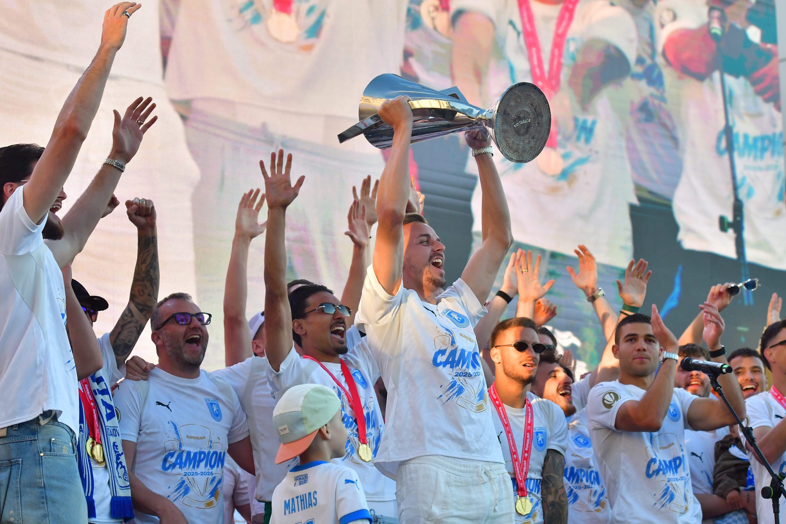 %George Robert Voinea - opinii despre actualitatea sportivă din România% Nicușor Bancu ridicând trofeul SuperLigii la petrecerea Universității Craiova din Piața Mihai Viteazul. Foto: sport.pictures.eu.