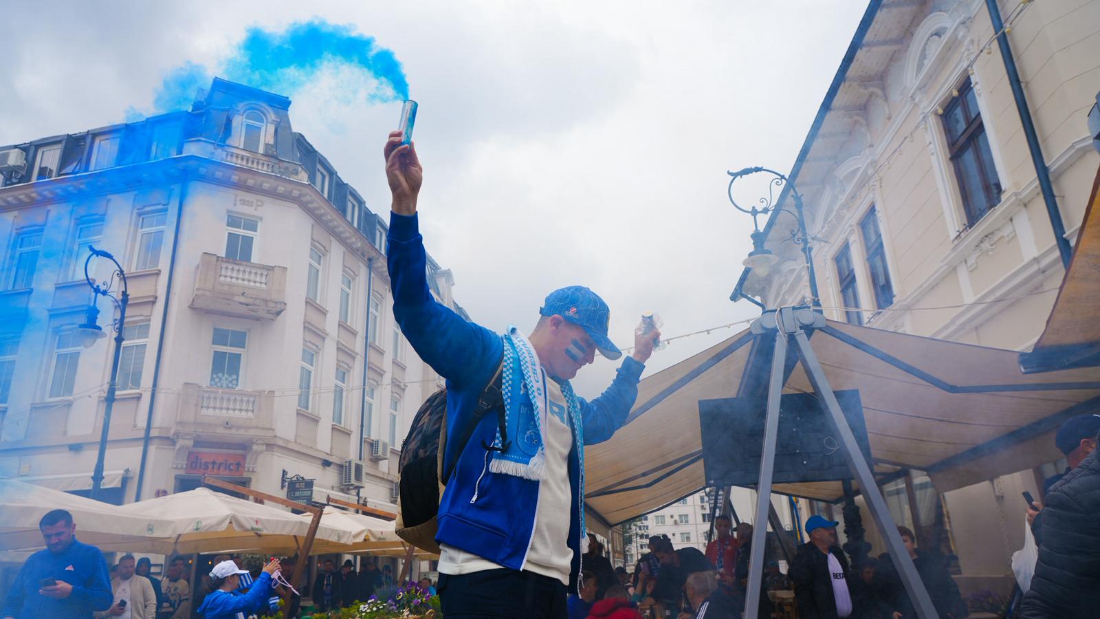 %George Robert Voinea - opinii despre actualitatea sportivă din România% Fanii Universităţii Craiova, în centrul vechi. Sursa foto: Renato Anghelescu / Fanatik