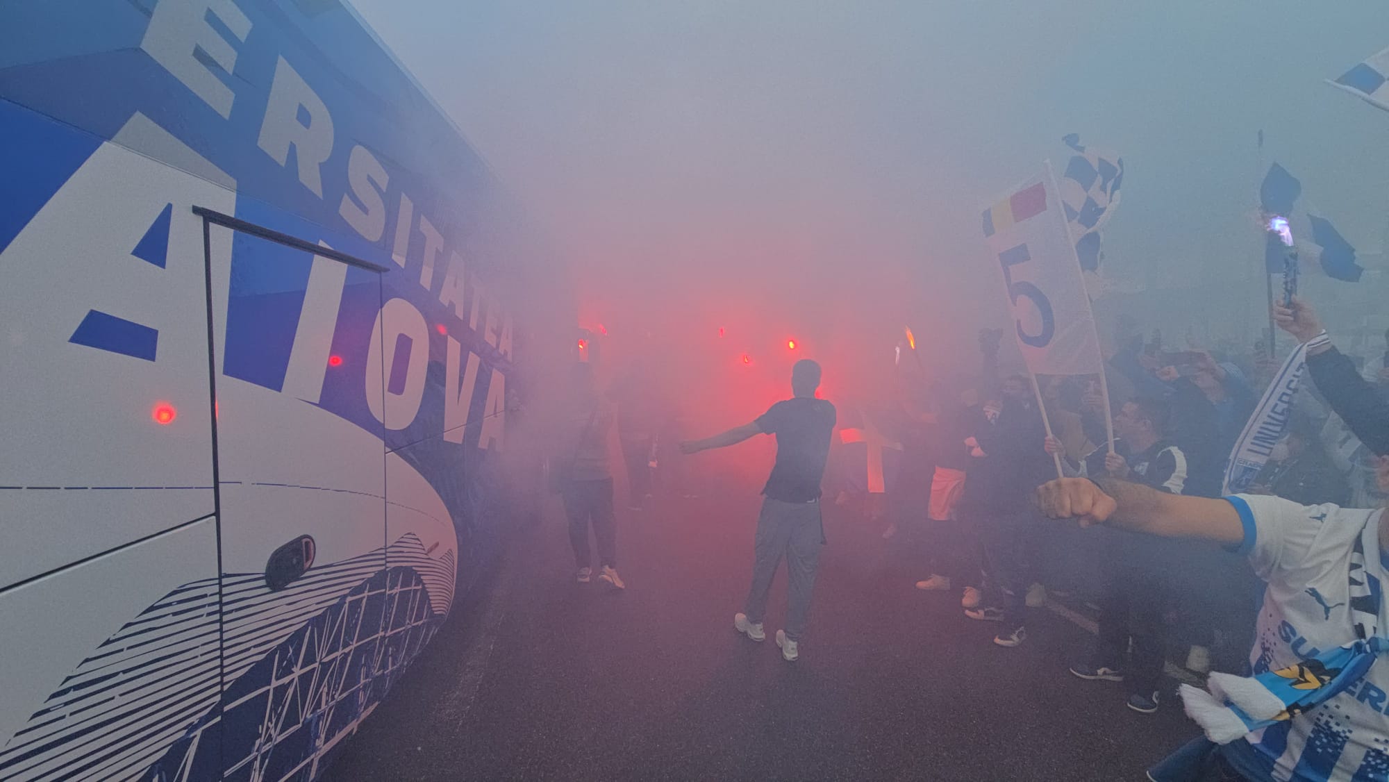 %George Robert Voinea - opinii despre actualitatea sportivă din România% Autocarul Craiovei, în marea a-b-albastră. Sursa: Renato Anghelescu ./ Fanatik