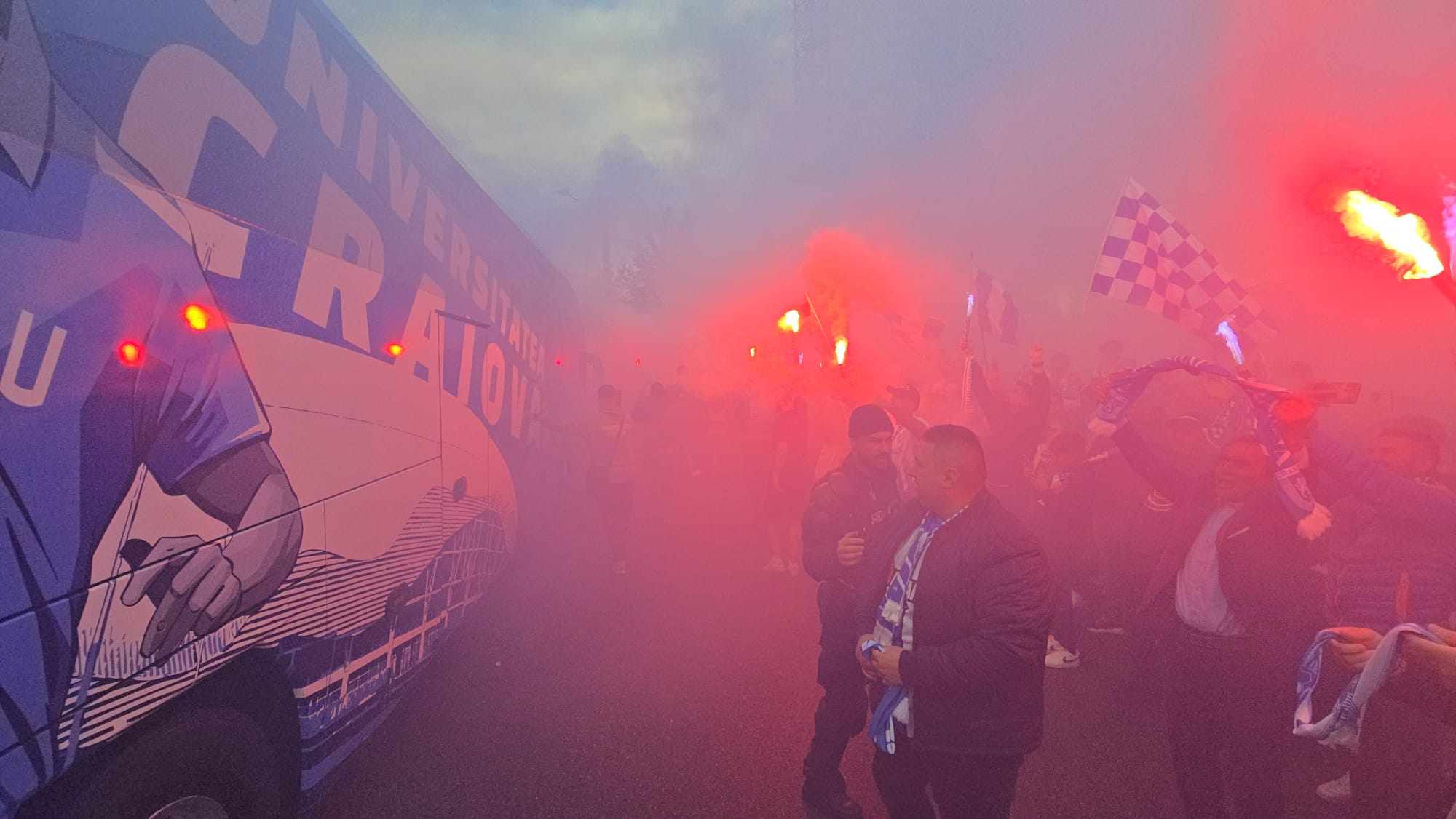 %George Robert Voinea - opinii despre actualitatea sportivă din România% Autocarul Craiovei, în marea a-b-albastră. Sursa: Renato Anghelescu ./ Fanatik