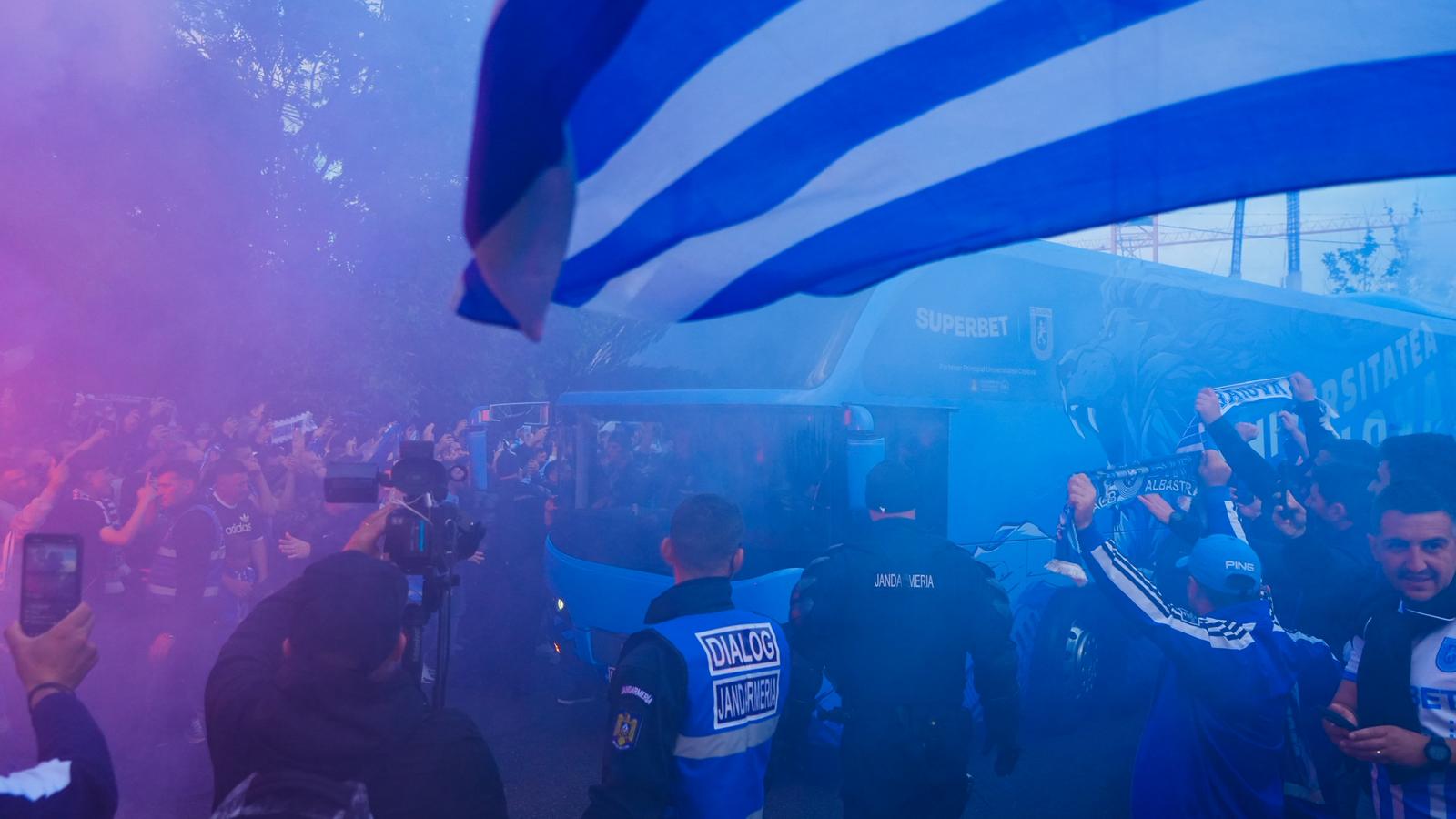 %George Robert Voinea - opinii despre actualitatea sportivă din România% Autocarul Craiovei, în marea a-b-albastră. Sursa: Renato Anghelescu ./ Fanatik