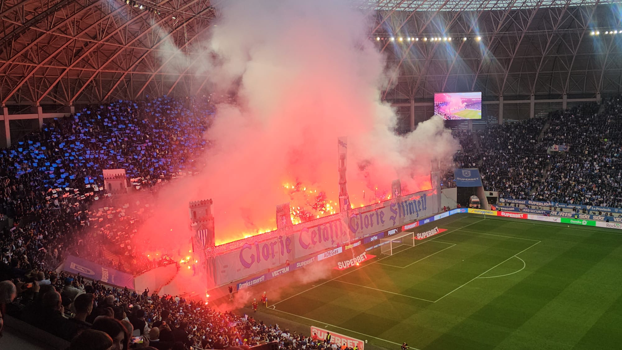 %George Robert Voinea - opinii despre actualitatea sportivă din România% Atmosfera incendiară creată de olteni. Sursa: Cristi Coste / Fanatik
