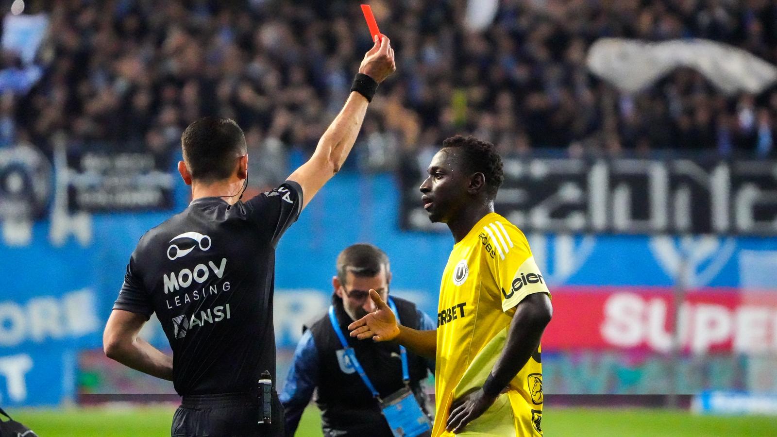 %George Robert Voinea - opinii despre actualitatea sportivă din România% Oucasse Mendy, eliminat de Marcel Bîrsan. Sursa: Renato Anghelescu / Fanatik
