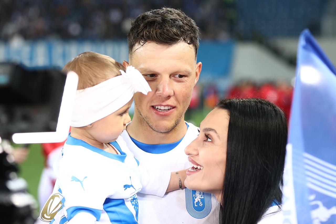 %George Robert Voinea - opinii despre actualitatea sportivă din România% Bucuria câştigării titlului de către Universitatea Craiova. Sursa: Bogdan Buda / Fanatik