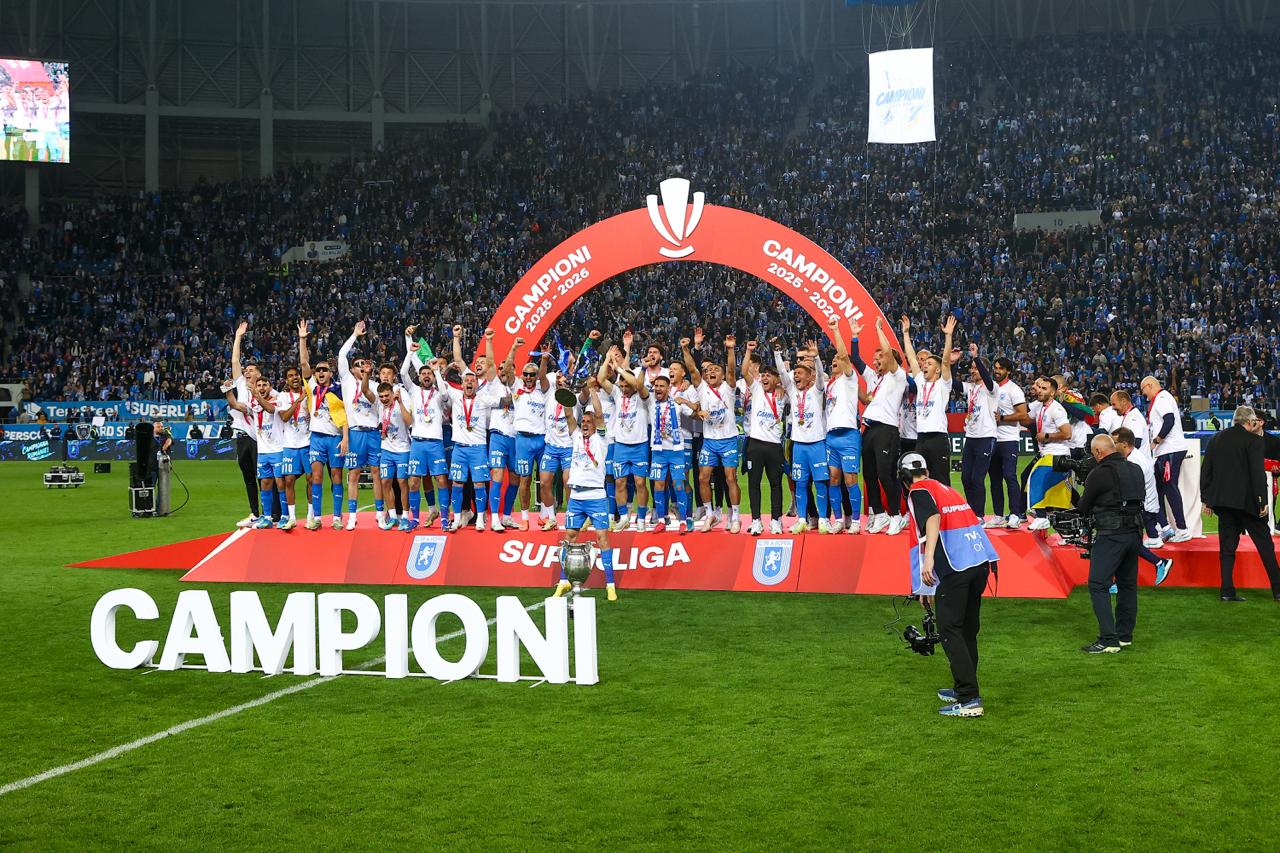 %George Robert Voinea - opinii despre actualitatea sportivă din România% Bucuria câştigării titlului de către Universitatea Craiova. Sursa: Bogdan Buda / Fanatik