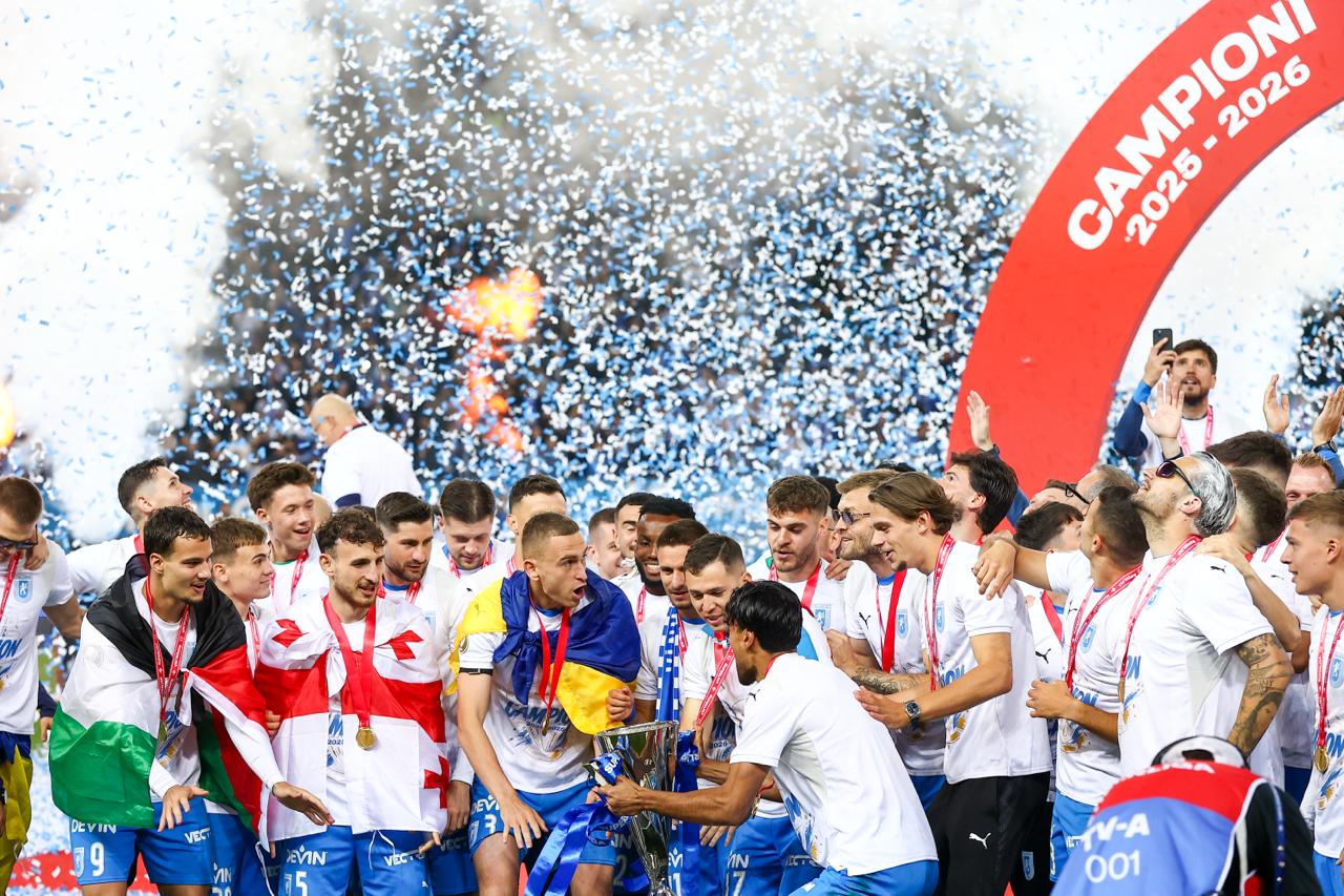 %George Robert Voinea - opinii despre actualitatea sportivă din România% Bucuria câştigării titlului de către Universitatea Craiova. Sursa: Bogdan Buda / Fanatik