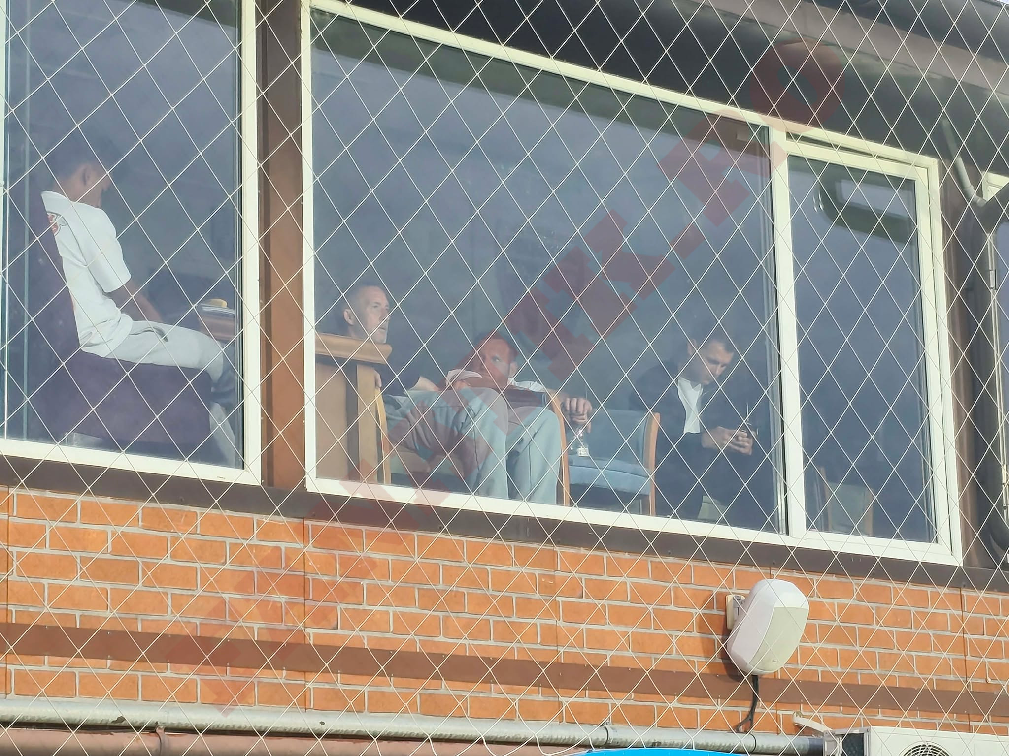 Mihai Stoica și Florin Cernat, prezenți la stadionul „Anghel Iordănescu” pentru meciul FC Voluntari - FC Hermannstadt. Foto: FANATIK