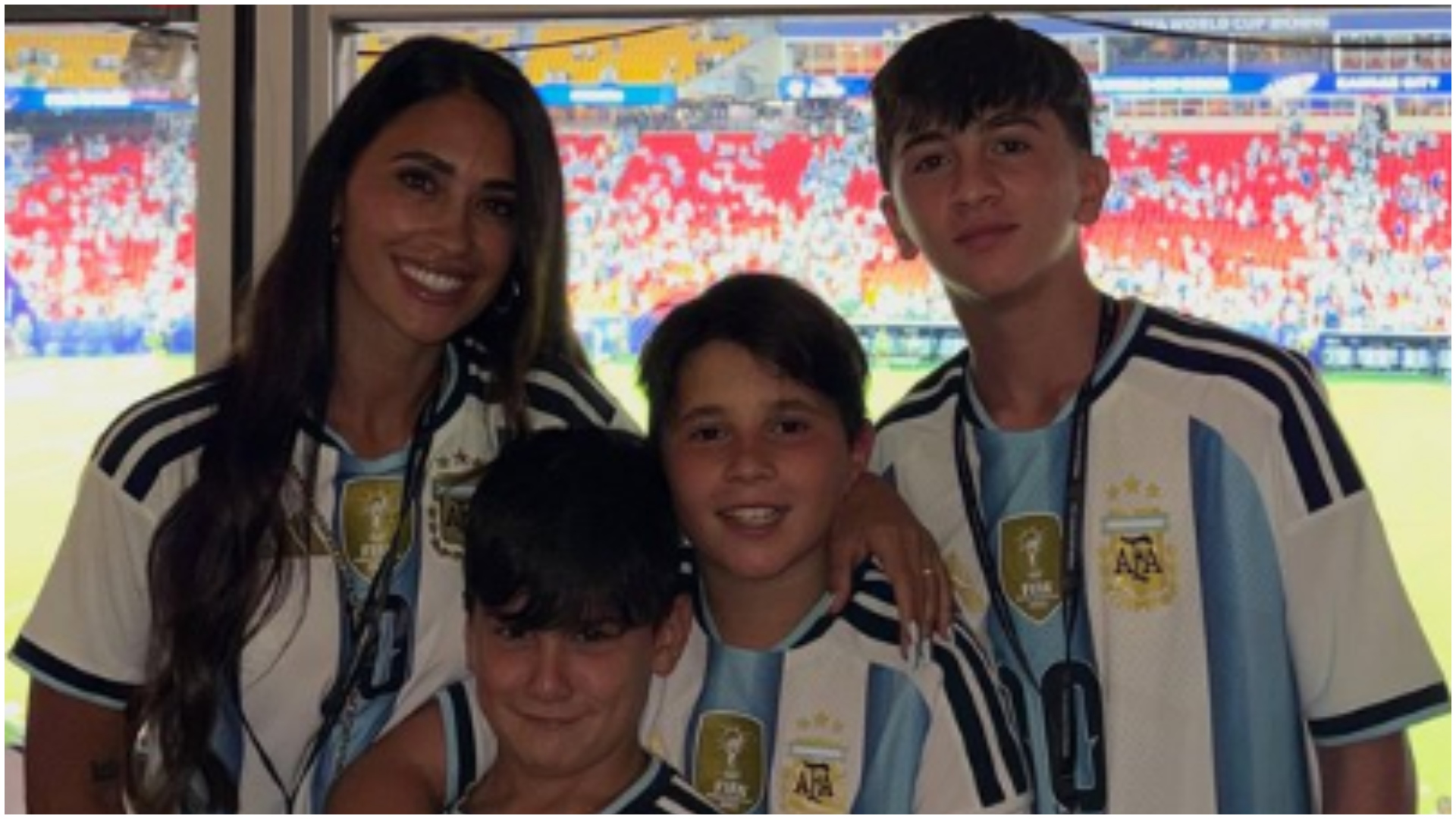 %George Robert Voinea - opinii despre actualitatea sportivă din România% Antonella Roccuzzo și fiii lui Lionel Messi, prezenți pe stadionul din Kansas, unde s-a disputat Argentina - Algeria 3-0. Foto: Instagram - Algeria 3-0