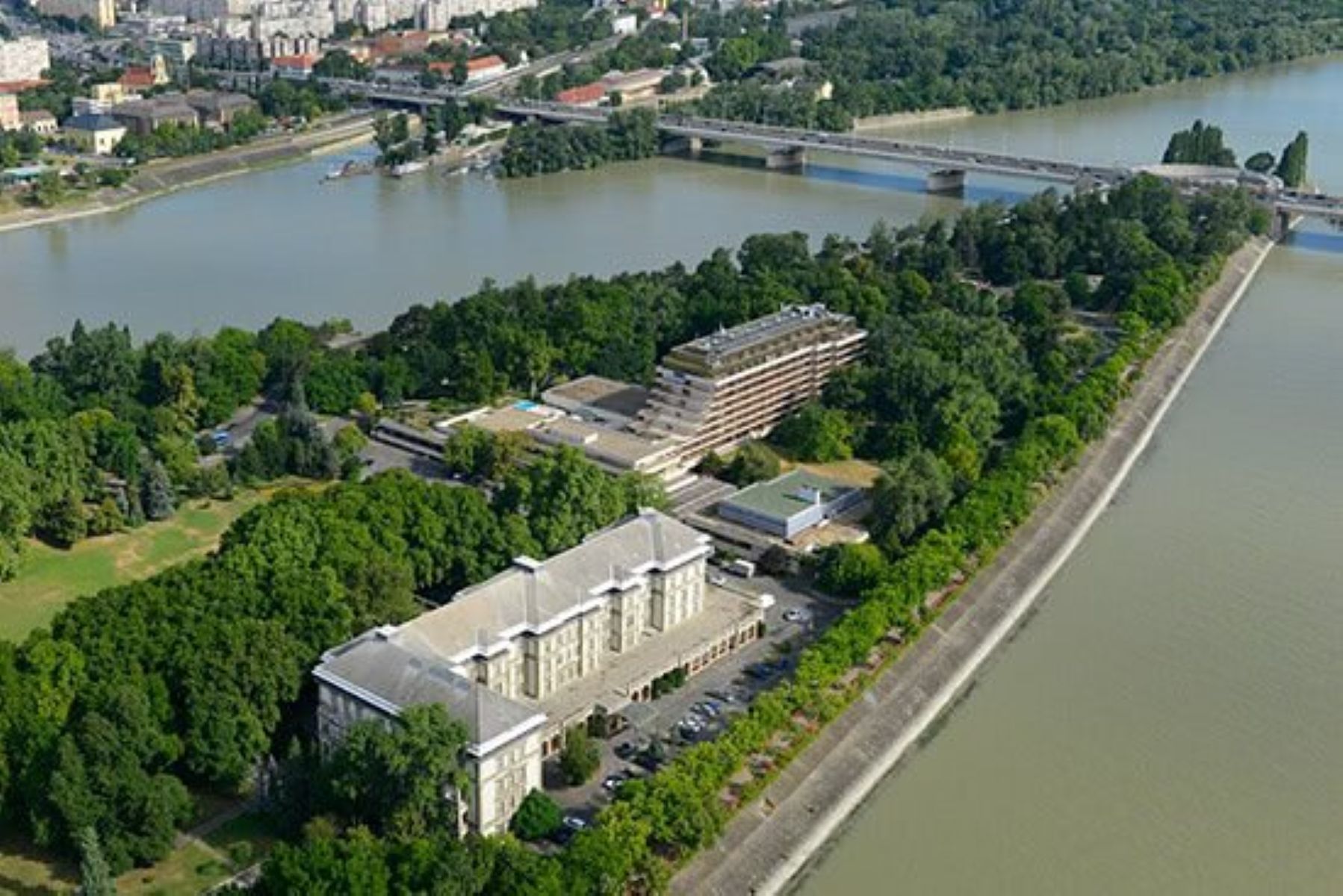 CSM Bucureşti, cazată pe insula de pe Dunăre la Budapesta! Rivalele din Final Four împart acelaşi hotel. Cât costă o cameră