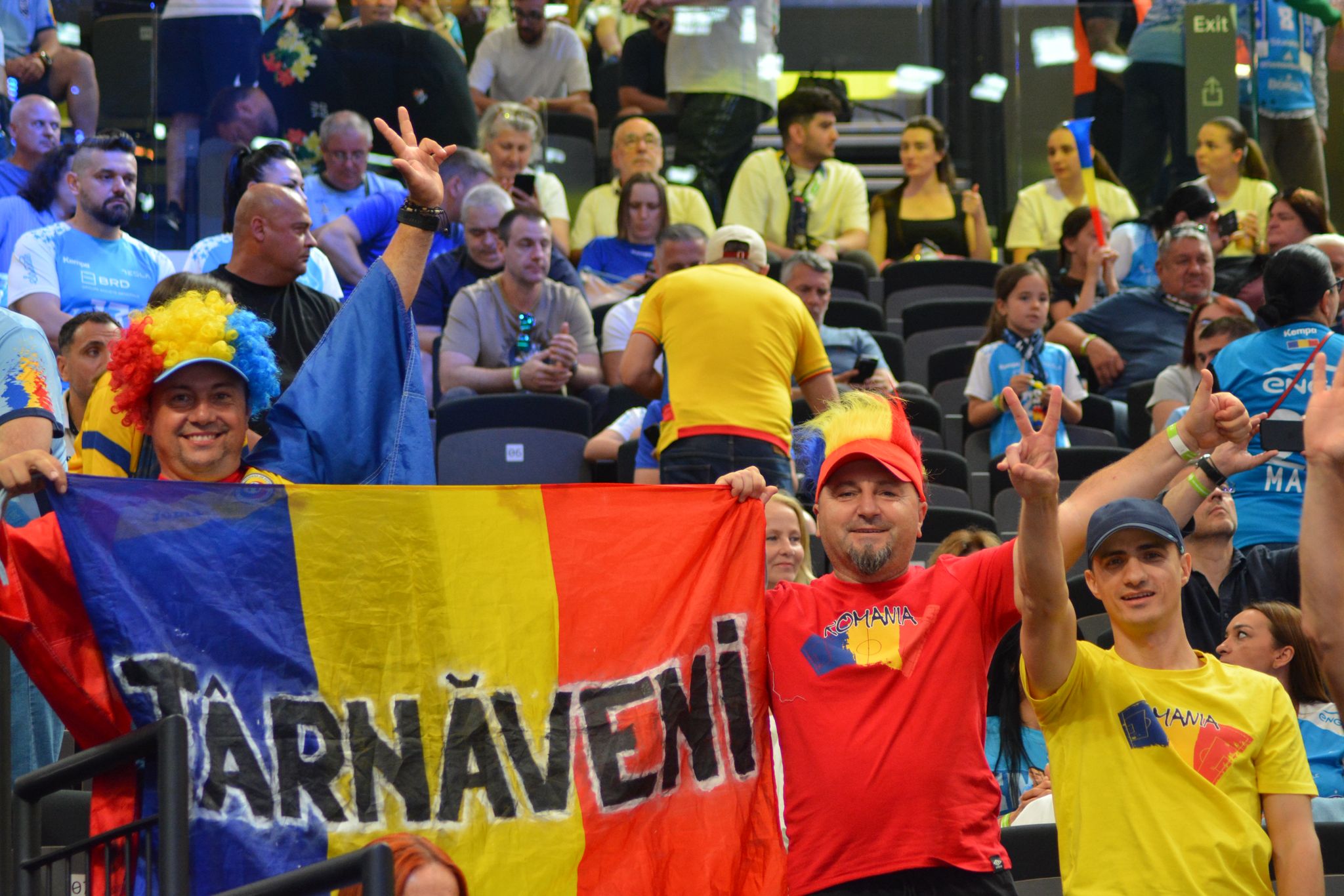 %George Robert Voinea - opinii despre actualitatea sportivă din România% Primele imagini cu suporterii români din tribune la Metz - CSM București. Foto: Fanatik.