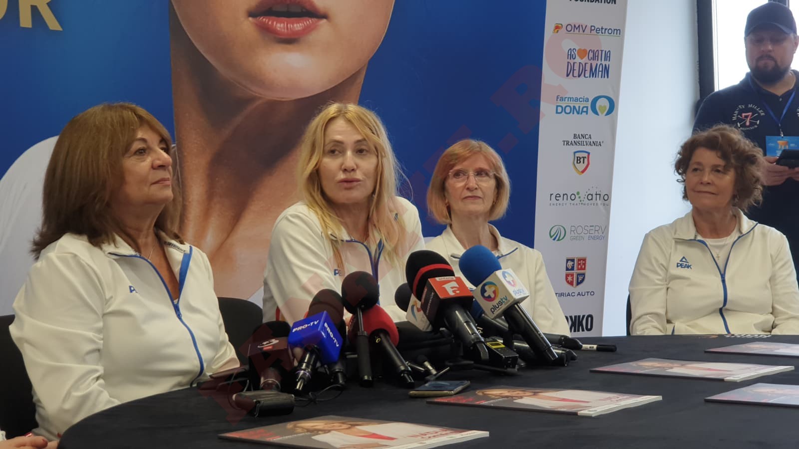 Nadia Comăneci, alături de fostele colege, la conferința de presă.