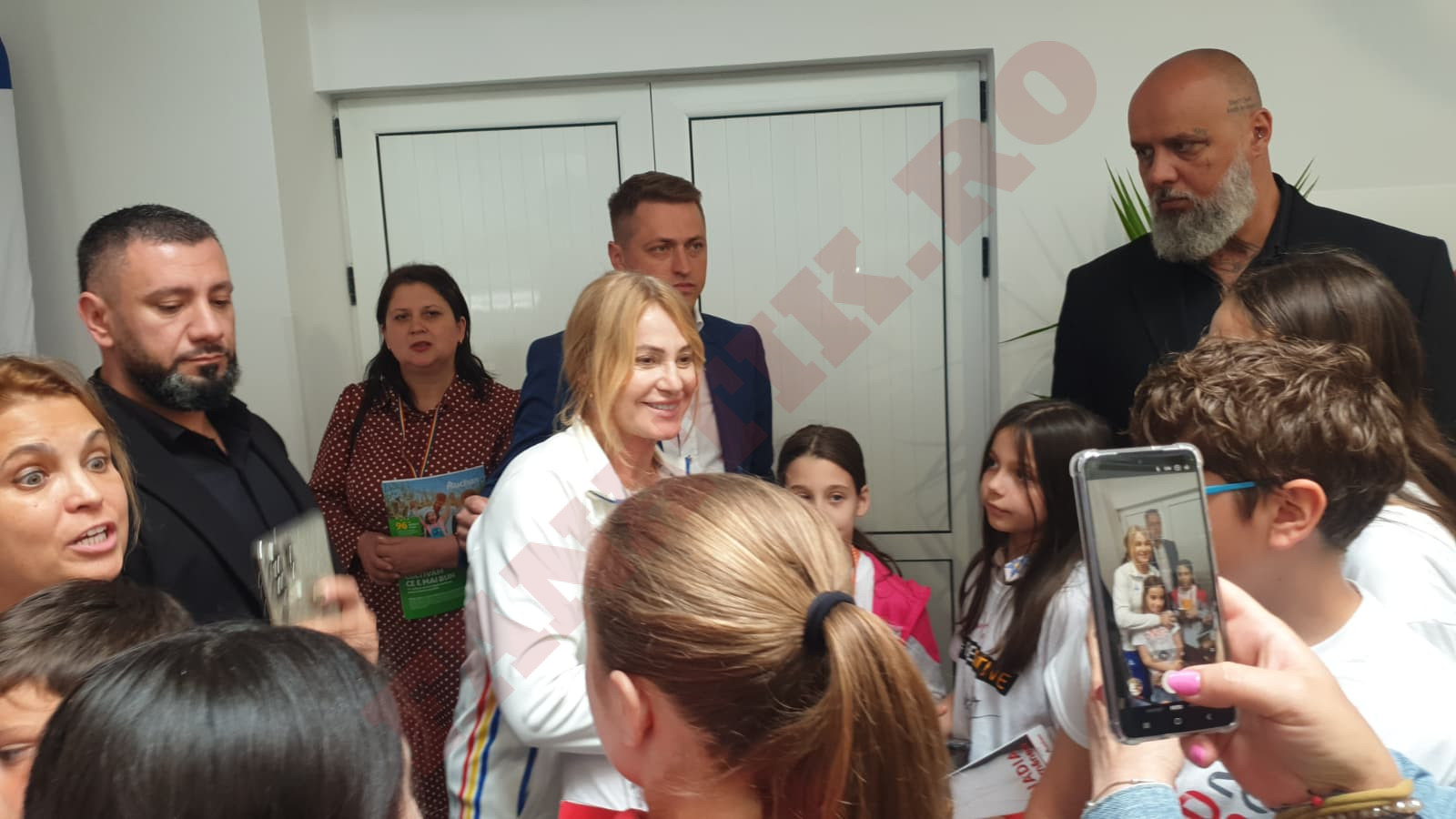Sesiune de autografe cu Nadia Comăneci în sală.
