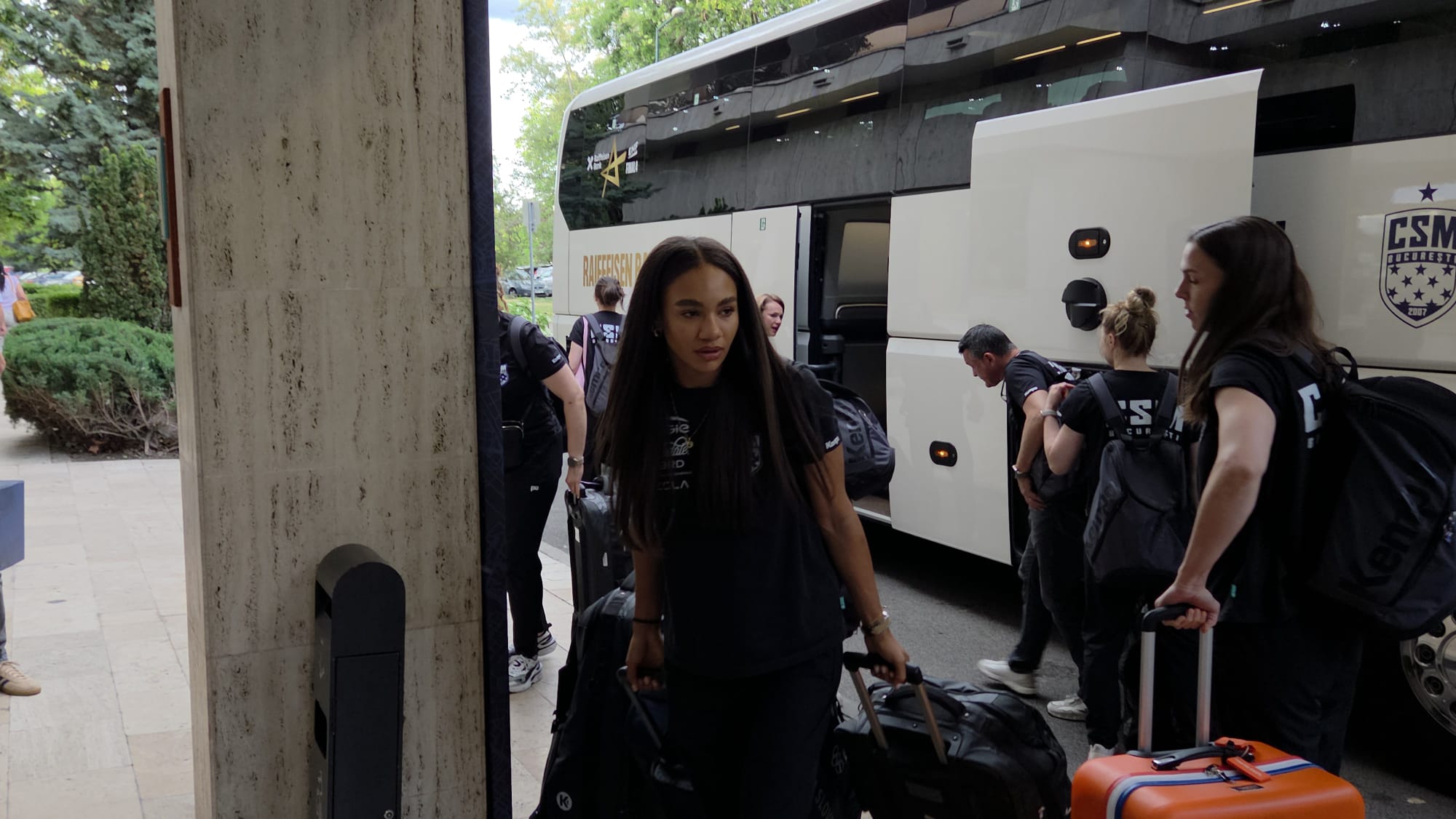 %George Robert Voinea - opinii despre actualitatea sportivă din România% Elizabeth Omoregie a furat toate privirile în momentul în care CSM București a ajuns la hotel. Foto: FANATIK