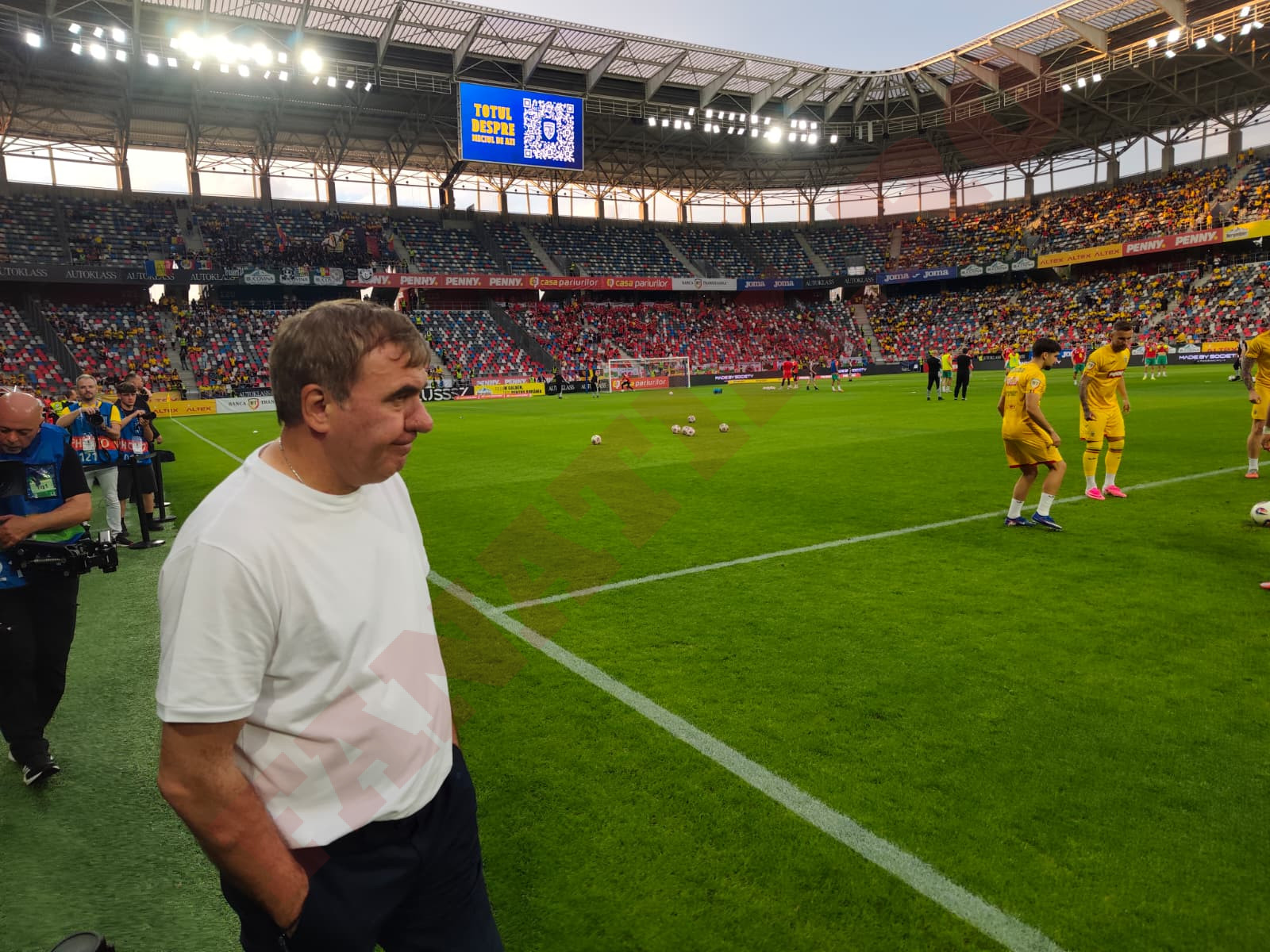 %George Robert Voinea - opinii despre actualitatea sportivă din România% hagi urmărind jucătorii la încălzire