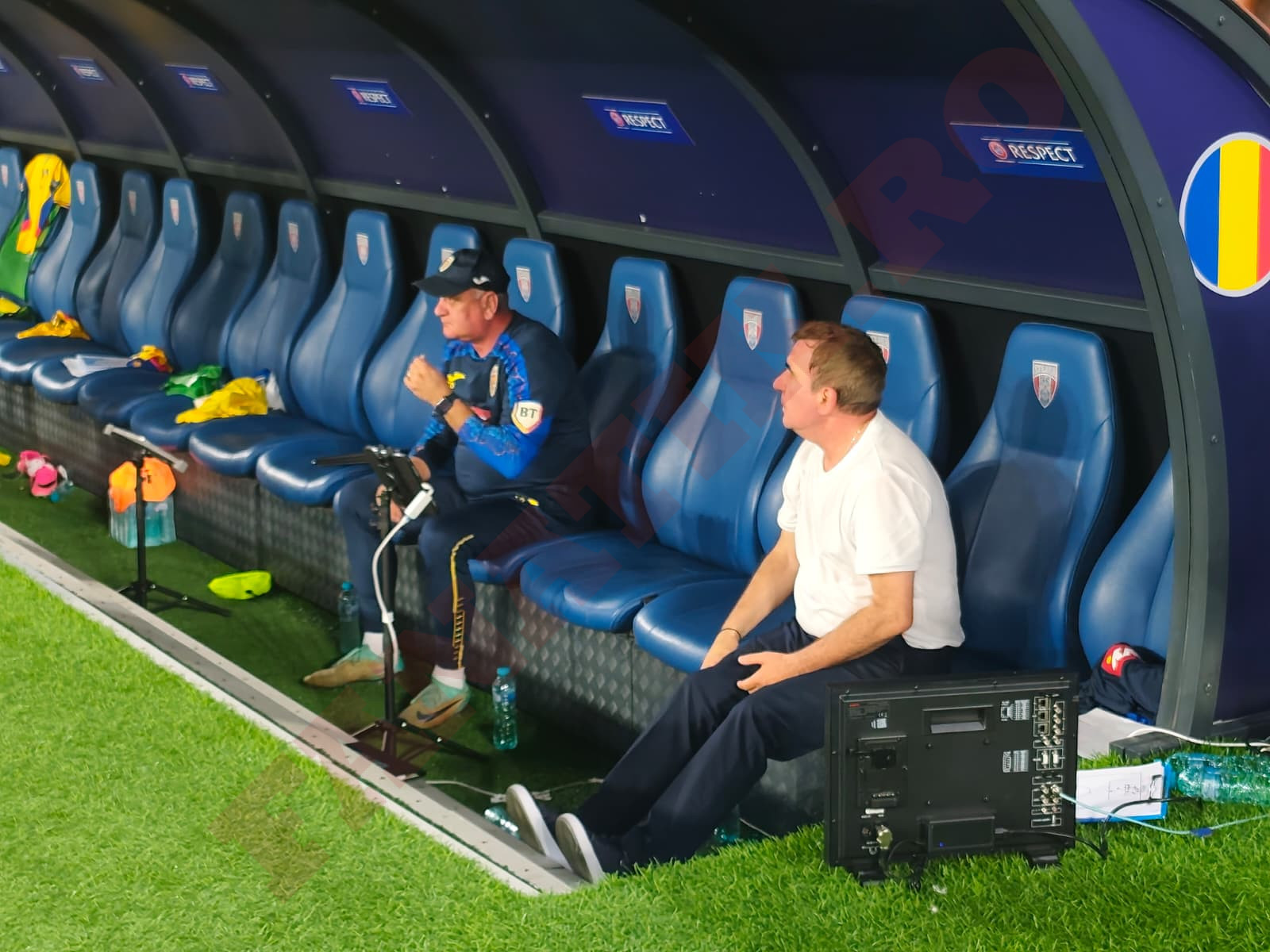 %George Robert Voinea - opinii despre actualitatea sportivă din România% Gică Hagi dând indicații de pe bancă