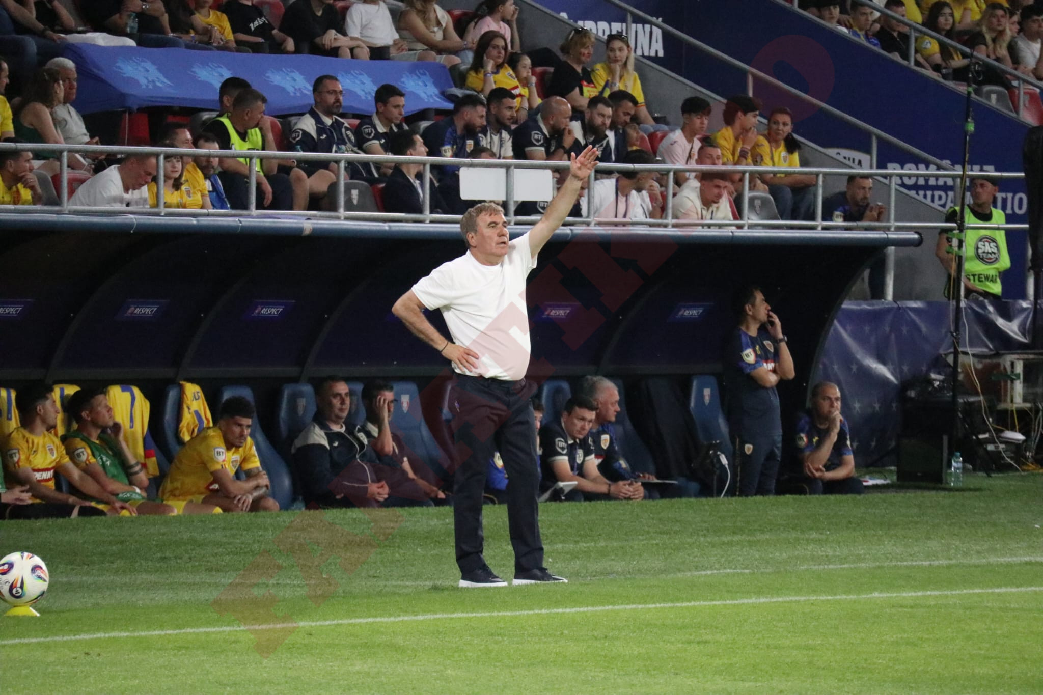 %George Robert Voinea - opinii despre actualitatea sportivă din România% hagi dând indicații