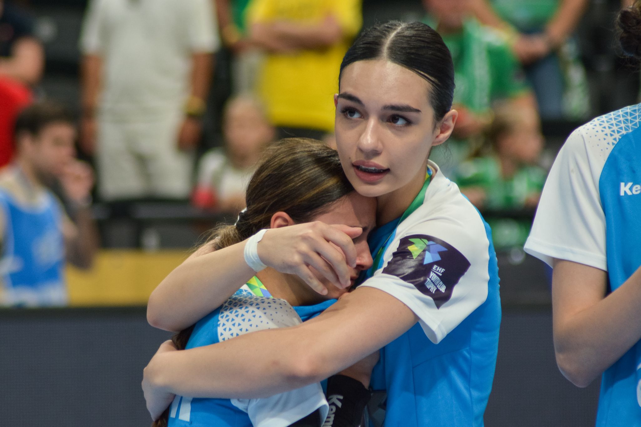 %George Robert Voinea - opinii despre actualitatea sportivă din România% Junioarele de la CSM, cu ochii în lacrimi după înfrângerea din finală. Foto: FANATIK