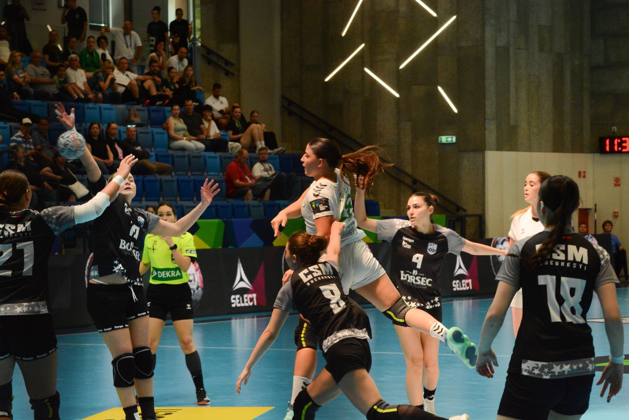 %George Robert Voinea - opinii despre actualitatea sportivă din România% CSM București - Gyor, în Youth Club Trophy. Revenire incredibilă pentru românce. Foto: FANATIK