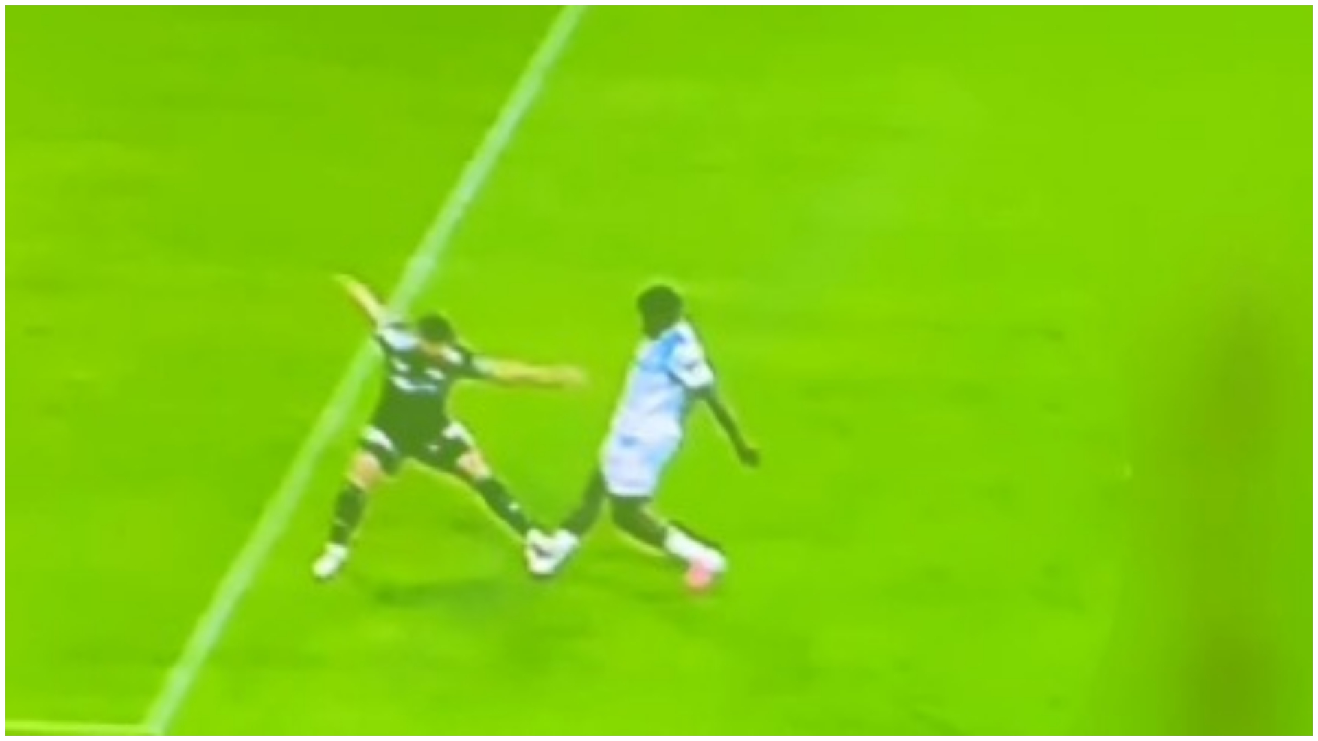 %George Robert Voinea - opinii despre actualitatea sportivă din România% Steven Nsimba a fost călcat în momentul execuției de Iulian Cristea. Foto: Captură DigiSport.