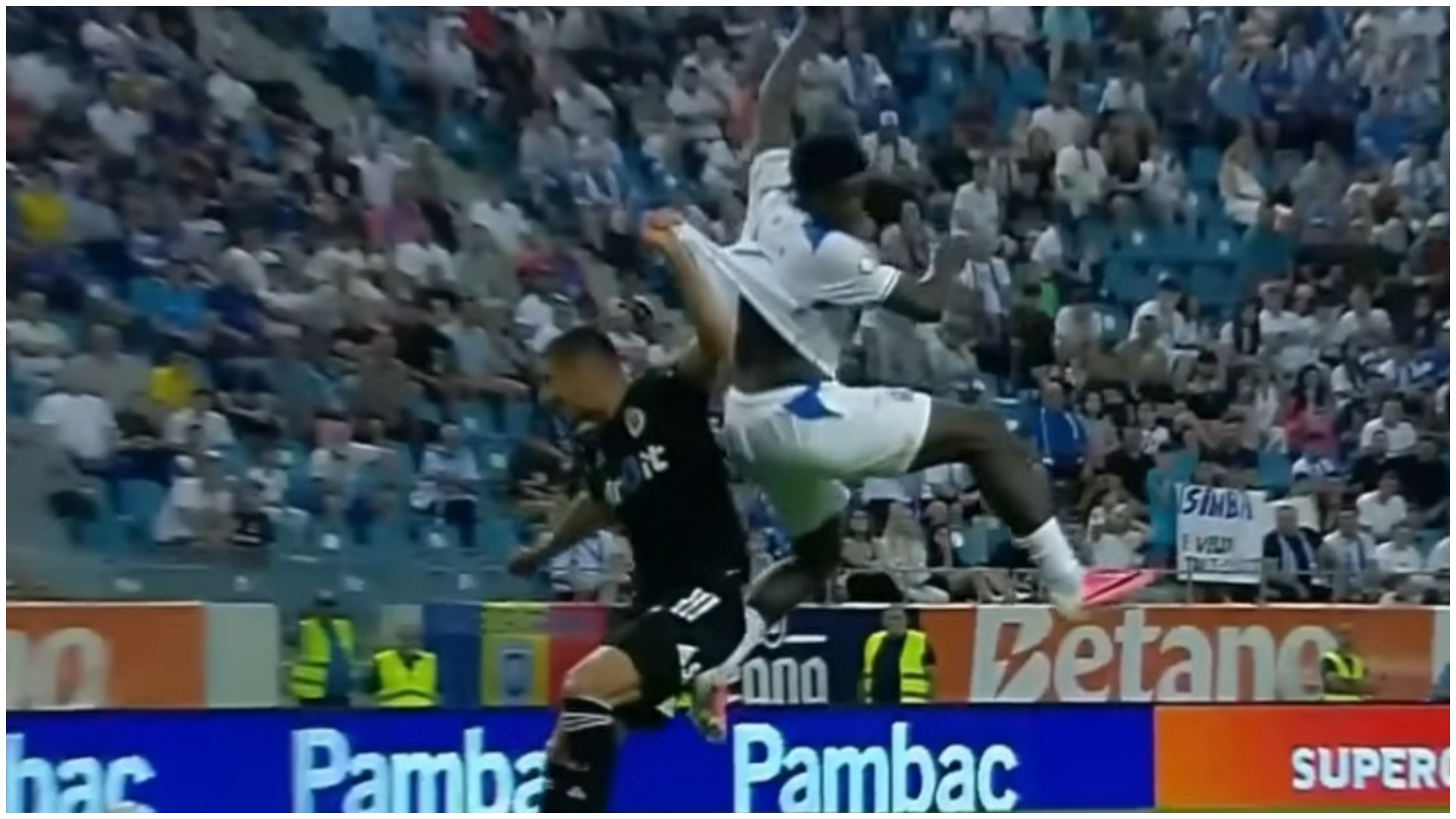 %George Robert Voinea - opinii despre actualitatea sportivă din România% Steven Nsimba, tras de tricou de Iulian Cristea, a solicitat lovitură de pedeapsă. Foto: Captură DigiSport.