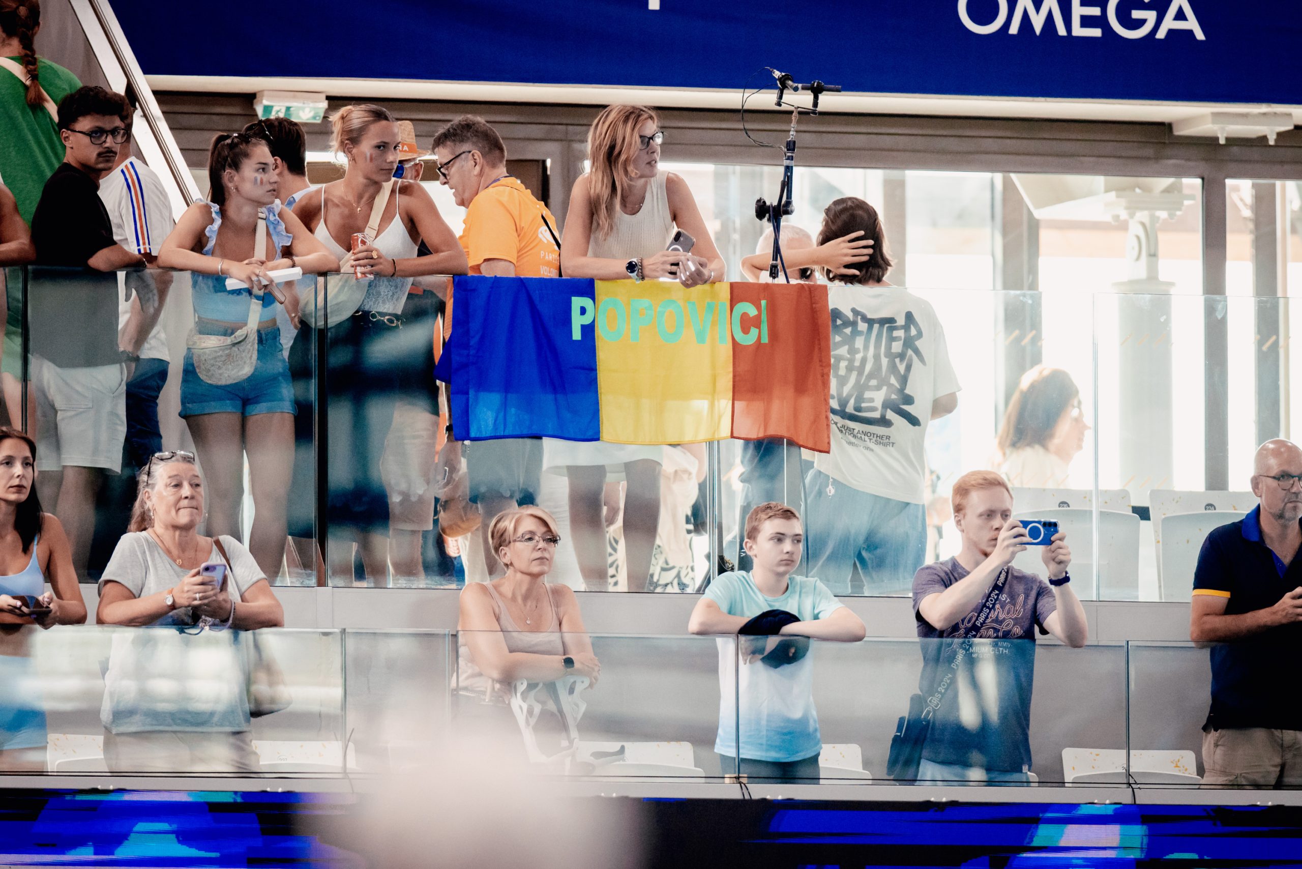 Foarte multe steaguri "tricolore" în Paris Aquatics Centre. Sursa: Mihai Antonio Vasile / FANATIK