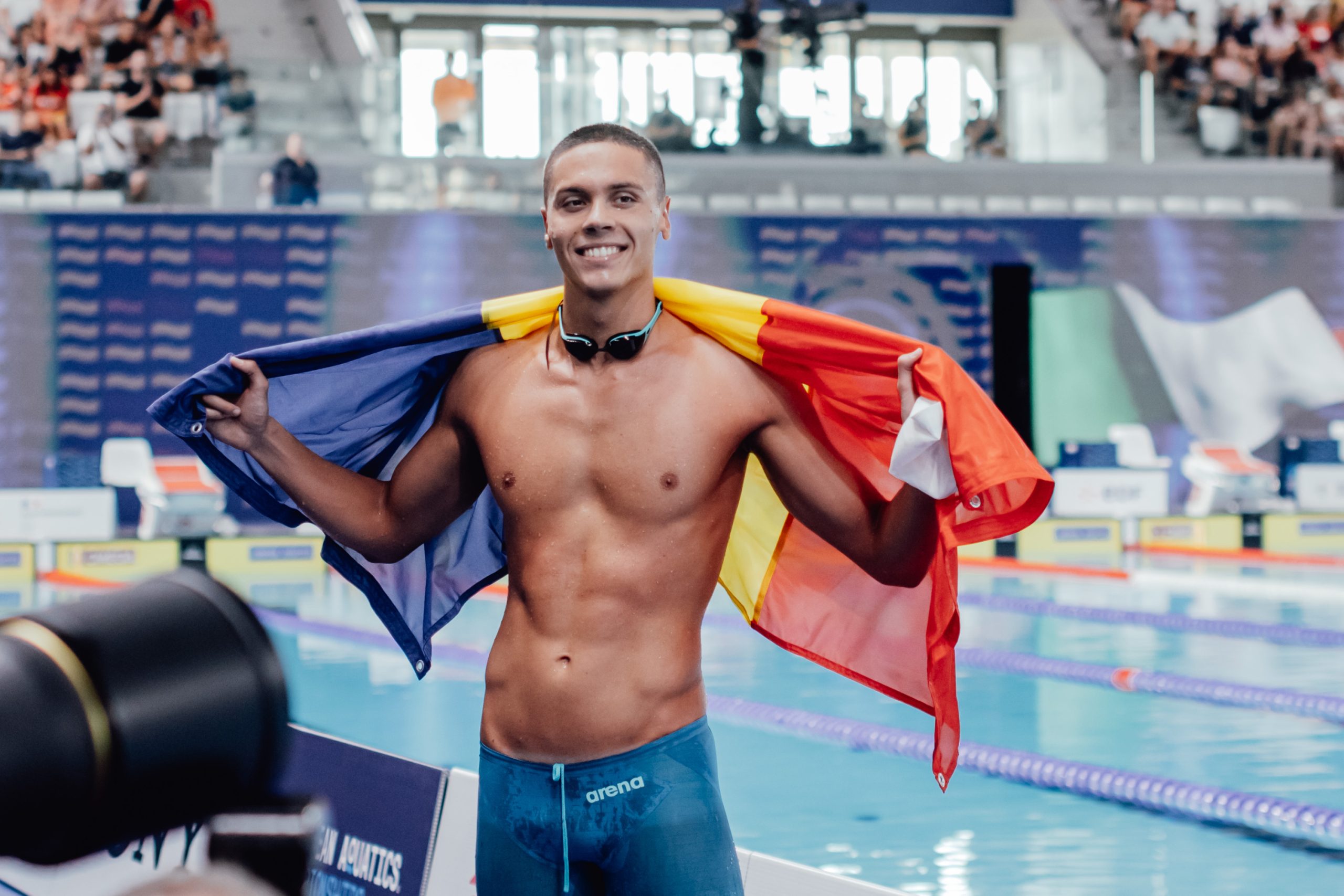 David Popovici, cu "tricolorul" pe umeri după cursă. Sursa: Mihai Antonio Vasile / FANATIK