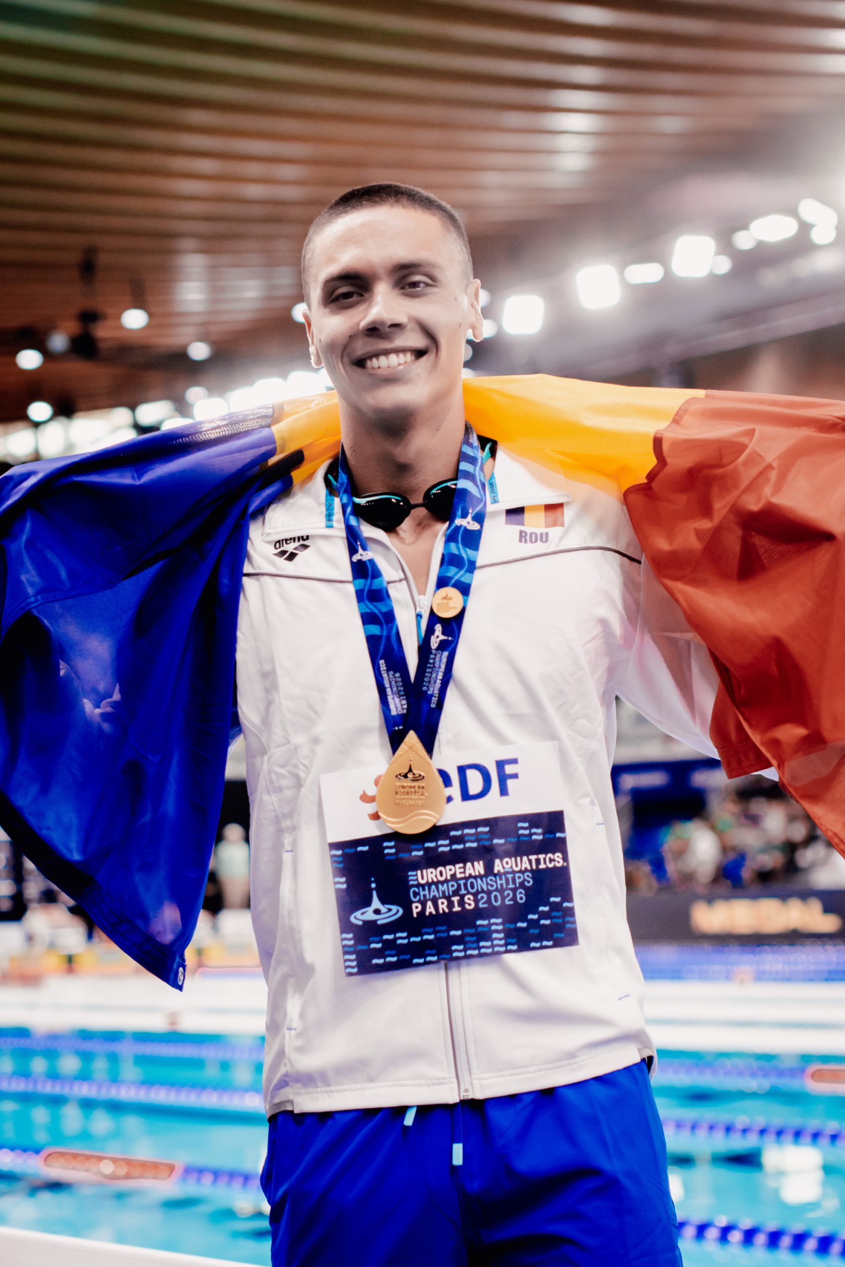 David Popovici, cu "tricolorul" pe umeri. Sursa: Mihai Antonio Vasile / FANATIK