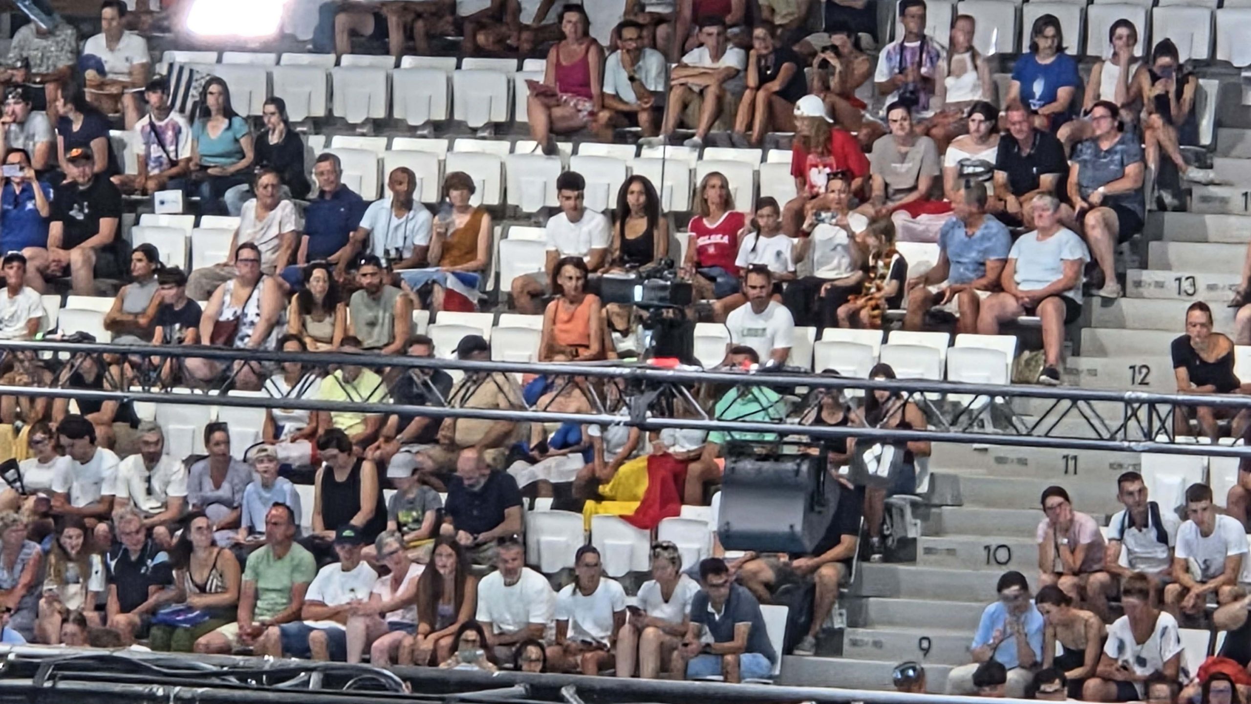 Cu câteva minute înainte de David Popovici să intre în cursă, mai multe steaguri ale României se pot observa în sală. Foto: FANATIK
