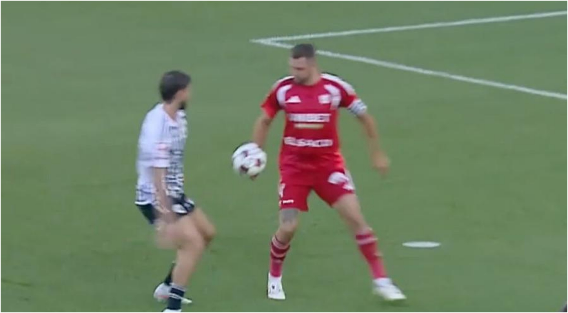 %George Robert Voinea - opinii despre actualitatea sportivă din România% Andrei Miron a comis penalty în meciul cu U Cluj. Foto: Prima Sport