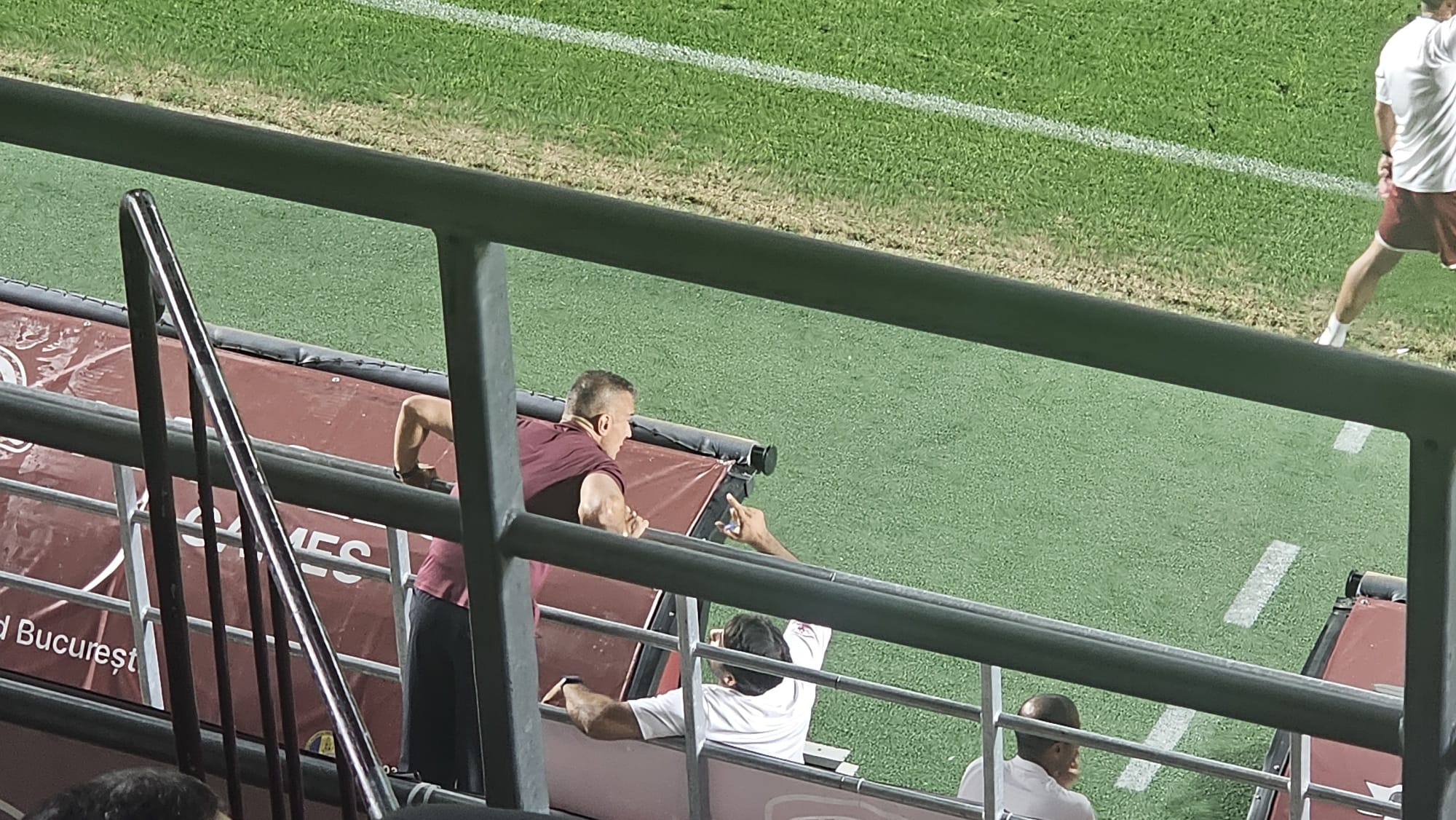 Daniel Pancu dă indicații din tribună