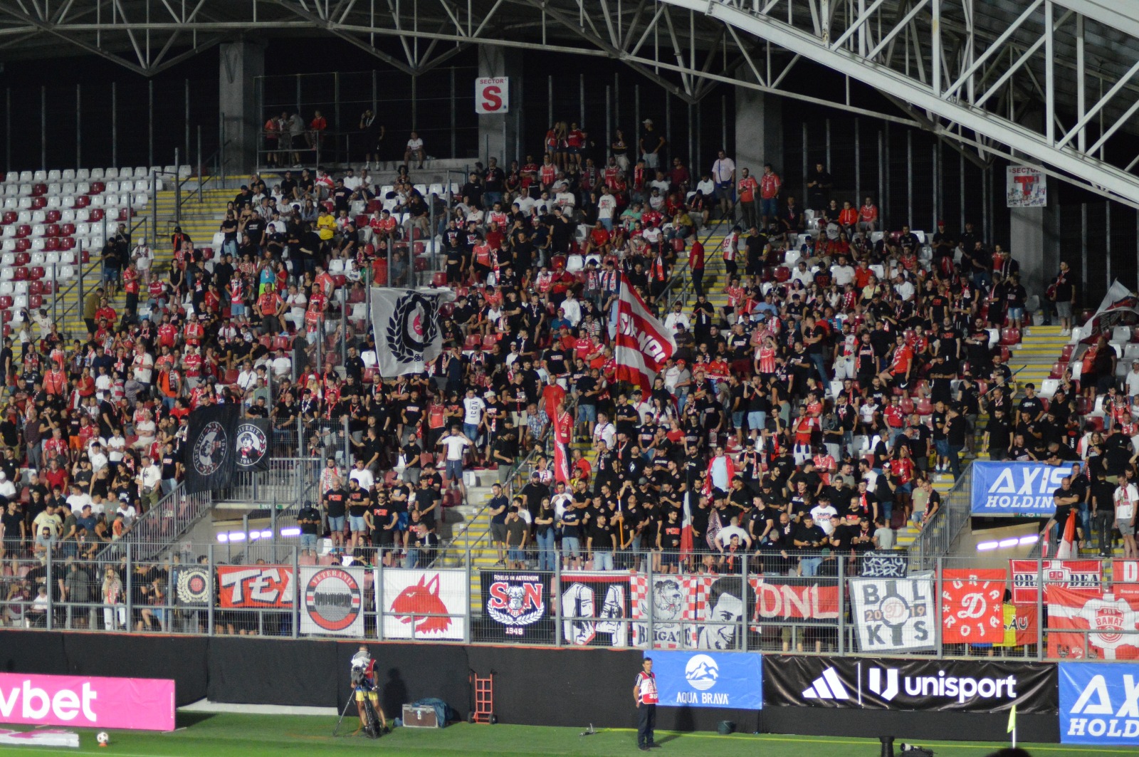 Atmosferă superbă la Arad! Fanii lui Dinamo au făcut spectacol în tribune la meciul cu Corvinul. Foto: FANATIK