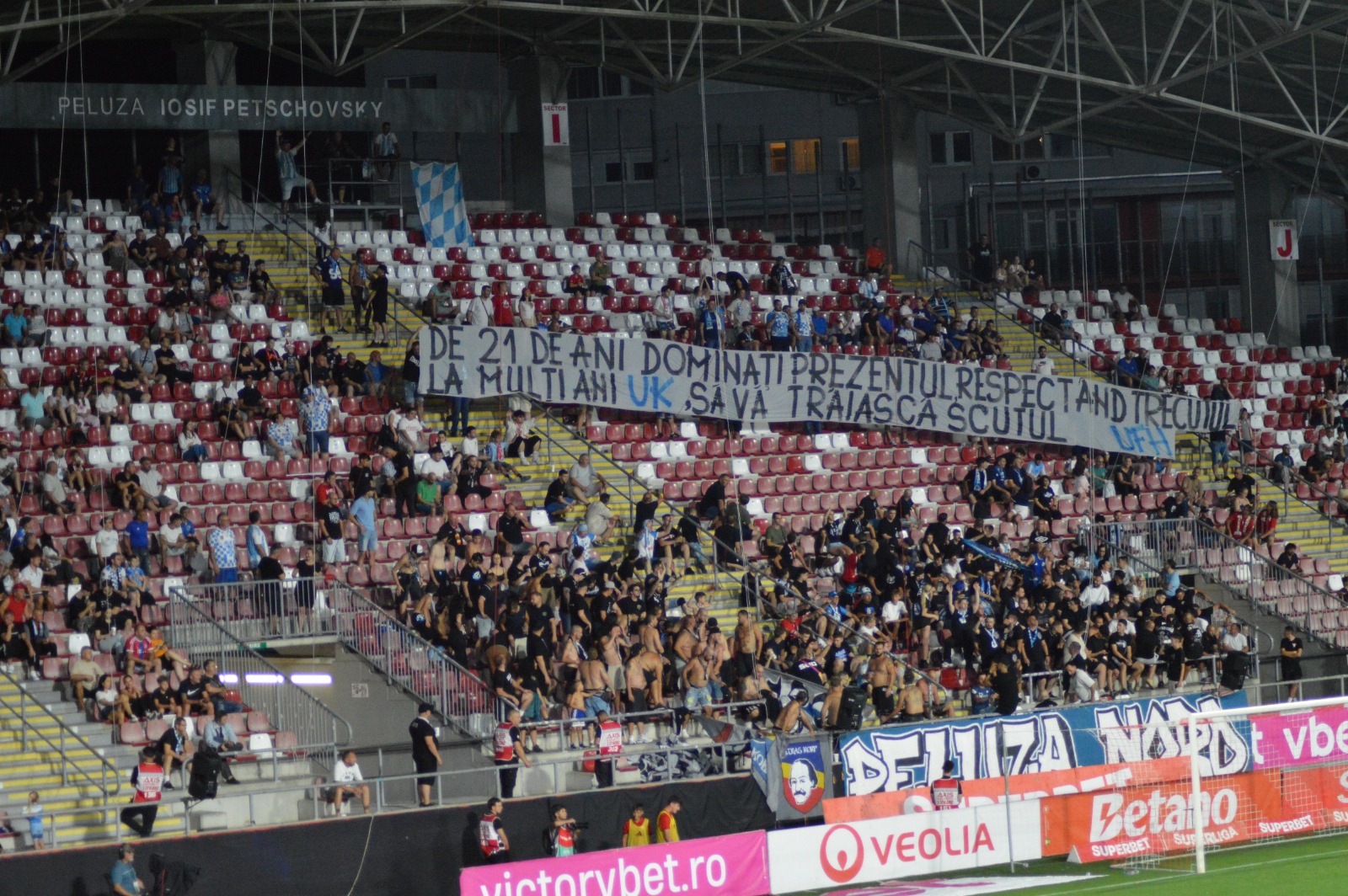 Atmosferă superbă la Arad! Fanii lui Dinamo au făcut spectacol în tribune la meciul cu Corvinul. Foto: FANATIK