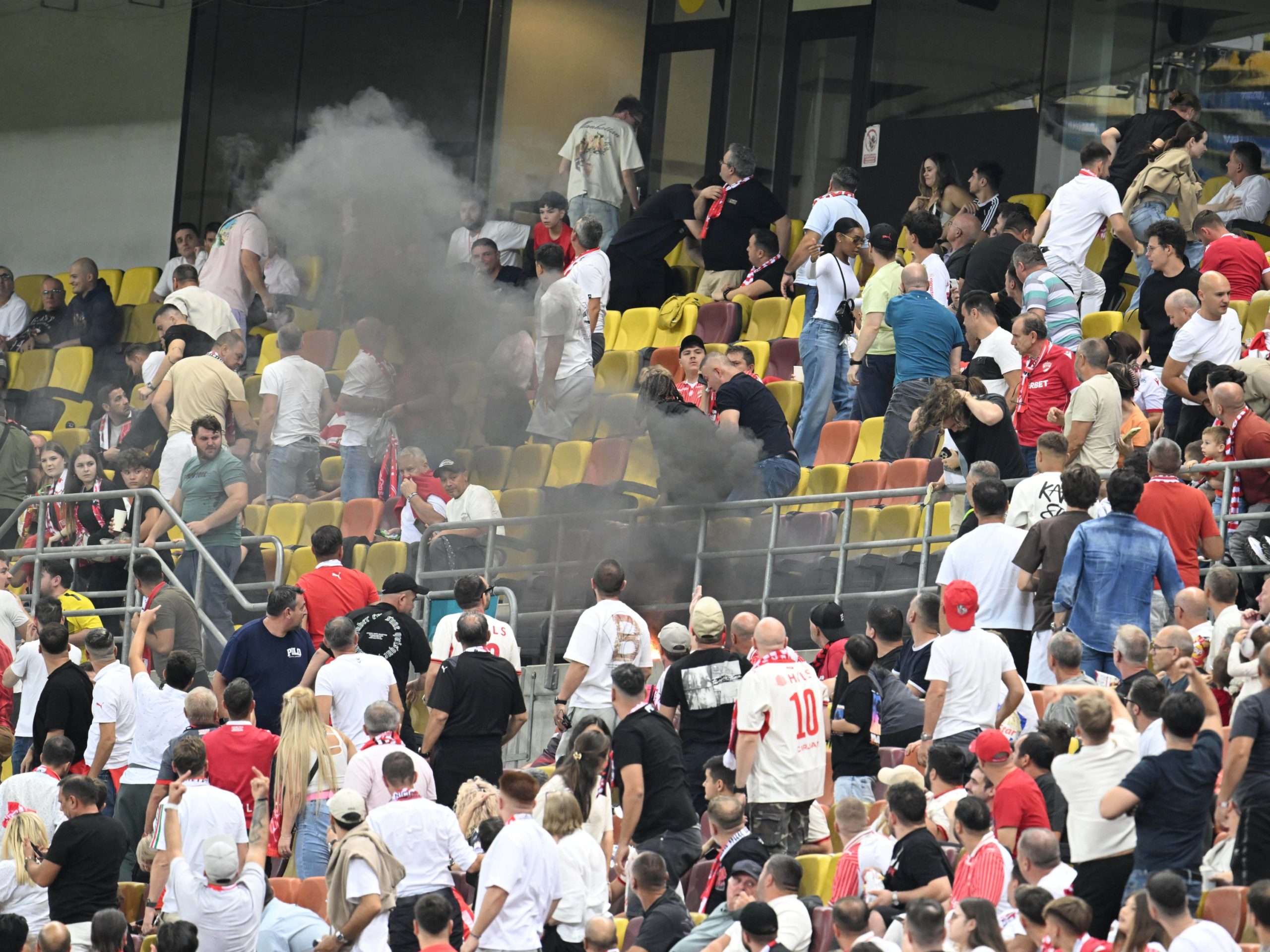 %George Robert Voinea - opinii despre actualitatea sportivă din România% Incident în tribune la meciul Dinamo - Farul de pe Arena Națională. Foto: sport.pictures.eu.