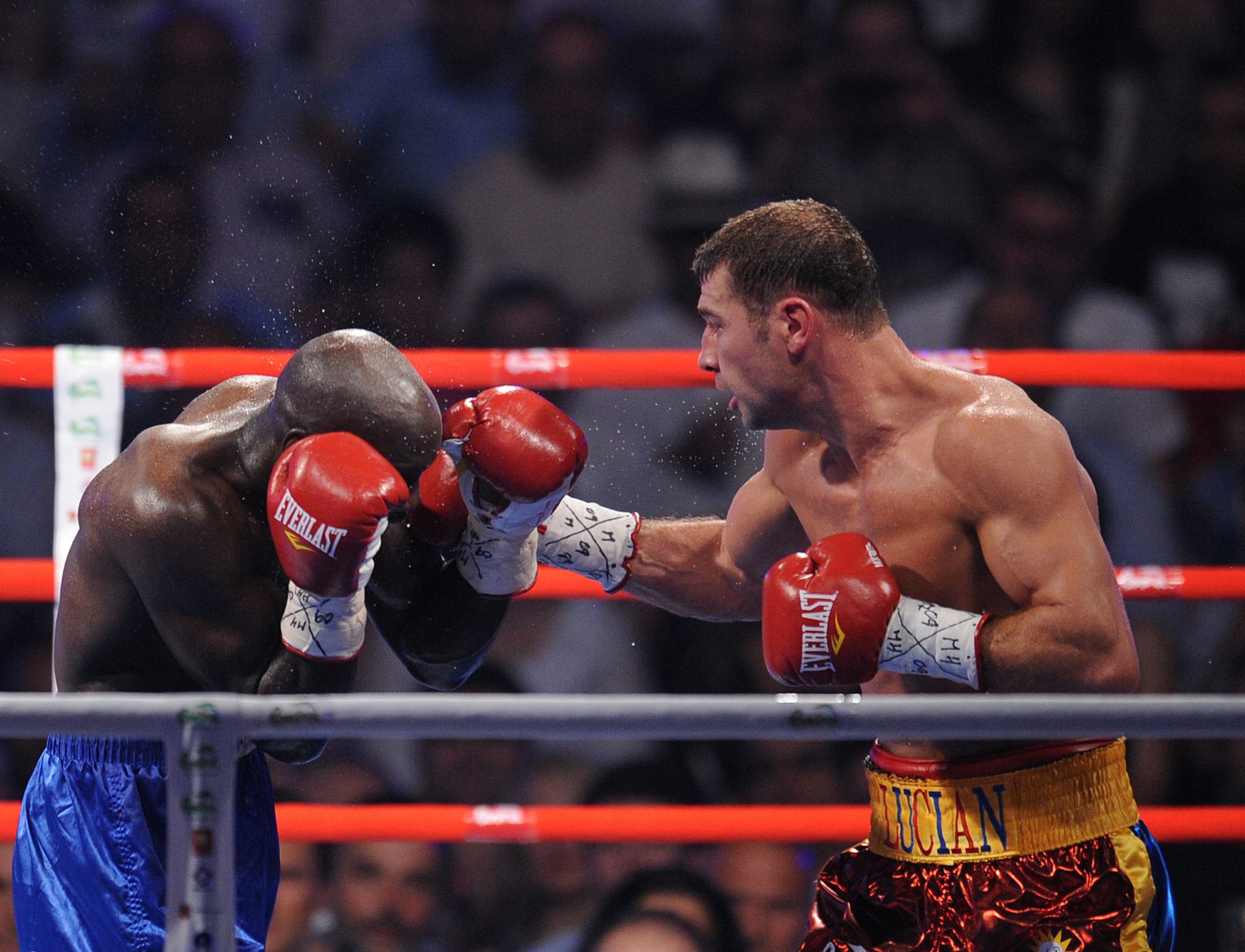 Lucian Bute, împotriva lui Jean Paul Mendy, la Romexpo. Sursa foto: Profimedia