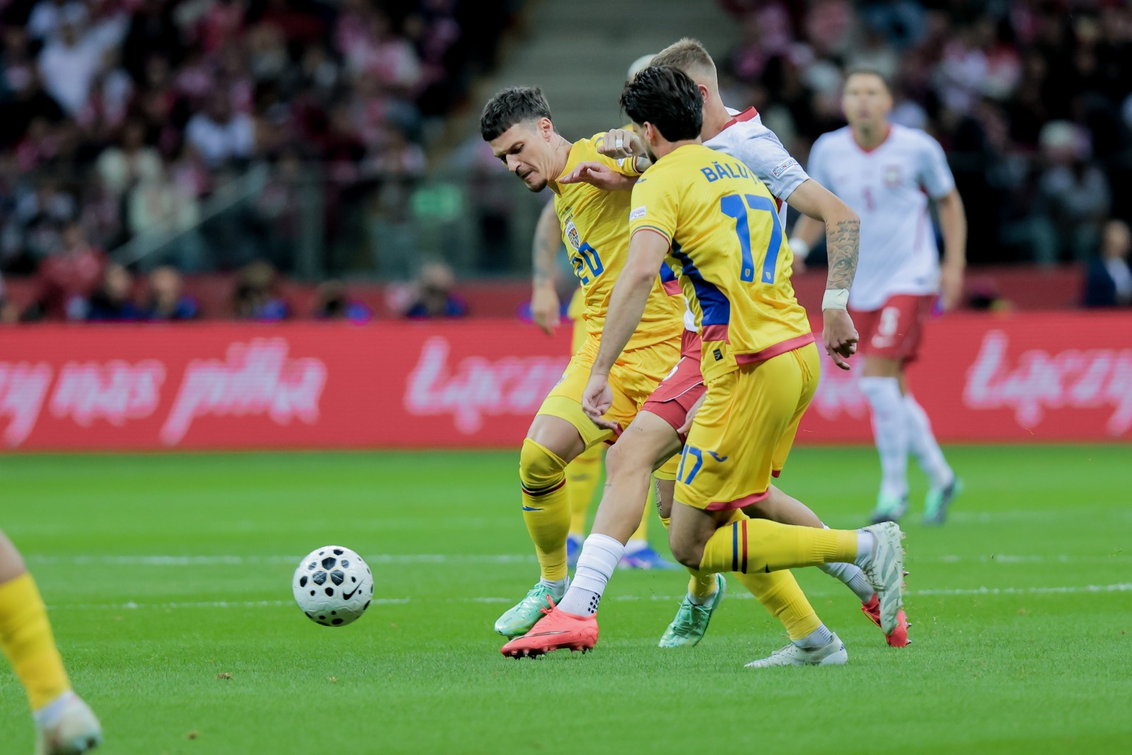 %George Robert Voinea - opinii despre actualitatea sportivă din România% Luptă pentru balon în timpul meciului România - Polonia. Sursa: Mihai Antonio Vasile / Fanatik